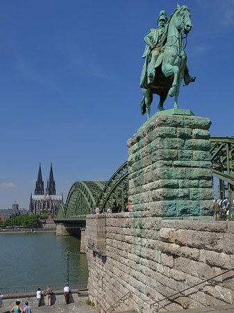 Reiterstatue vor dem Kölner Dom Fotos