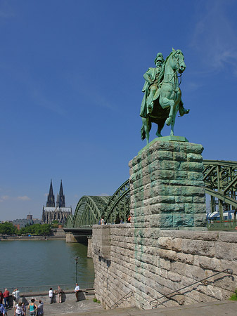 Foto Reiterstatue vor dem Kölner Dom - Köln