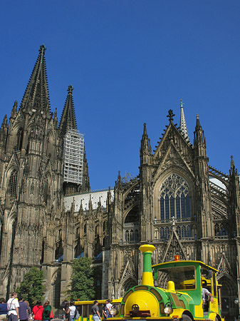 Bimmelbahn fährt zum Kölner Dom