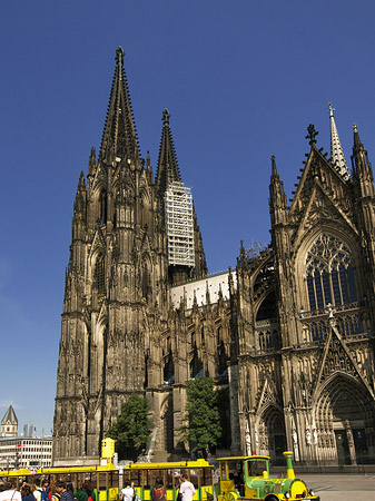 Bimmelbahn fährt zum Kölner Dom