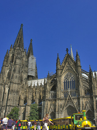 Bimmelbahn fährt zum Kölner Dom Foto 