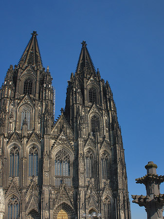 Fotos Touristen tummeln sich vor Kölner Dom