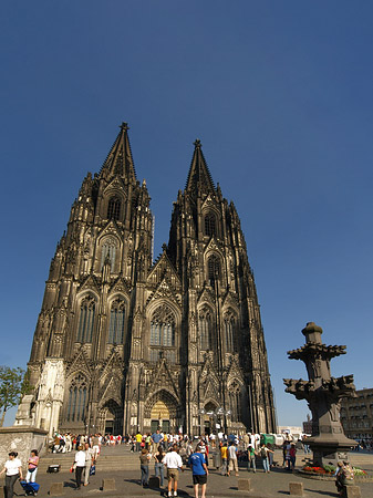Touristen tummeln sich vor Kölner Dom Foto 