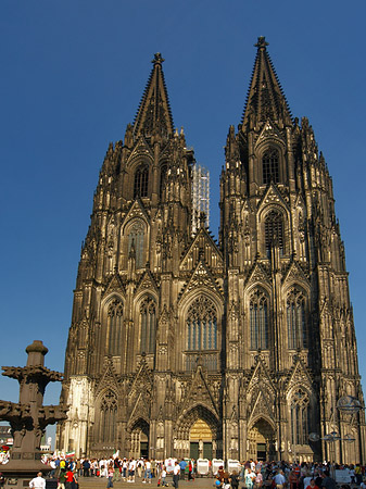 Foto Touristen tummeln sich vor Kölner Dom - Köln