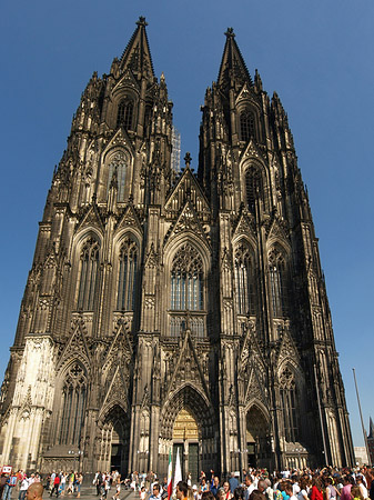 Touristen tummeln sich vor Kölner Dom Fotos