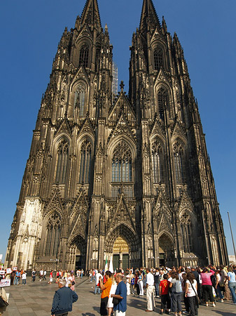 Foto Touristen tummeln sich vor Kölner Dom - Köln