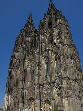 Foto Touristen tummeln sich vor Kölner Dom