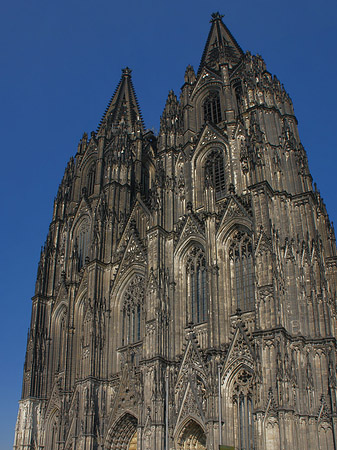 Touristen tummeln sich vor Kölner Dom Foto 