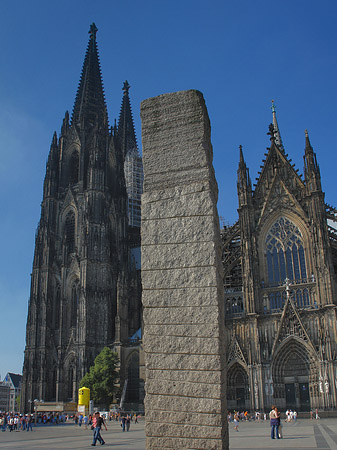 Säule steht vor Kölner Dom Foto 