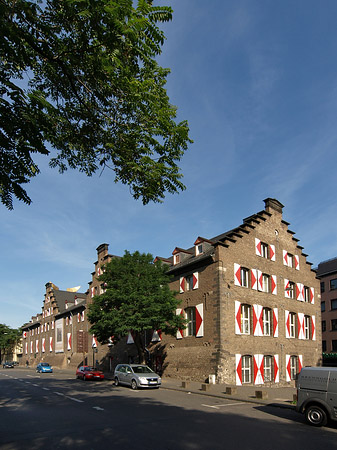 Kölnisches Stadtmuseum mit Straße Fotos
