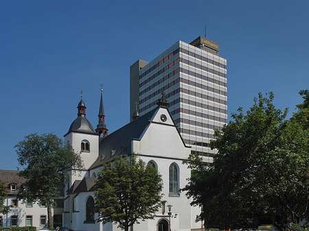 Alte Abtei vor neuer Lufthansa Foto 
