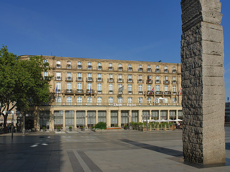 Domhotel mit Säule Foto 