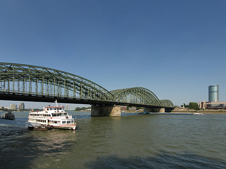 Foto Hohenzollernbrücke reicht ans Kennedyufer - Köln