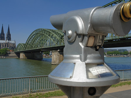 Fernrohr vor der Hohenzollernbrücke Fotos