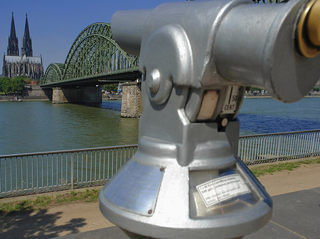 Fernrohr vor der Hohenzollernbrücke Fotos