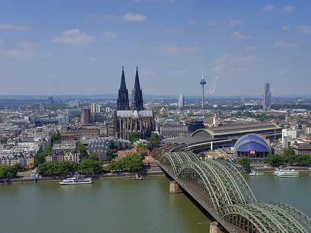 Fotos Hohenzollernbrücke und Kölner Dom aus der Ferne | Köln