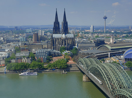 Foto Hohenzollernbrücke und Kölner Dom aus der Ferne - Köln
