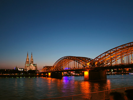 Foto Kölner Dom hinter der Hohenzollernbrücke - Köln