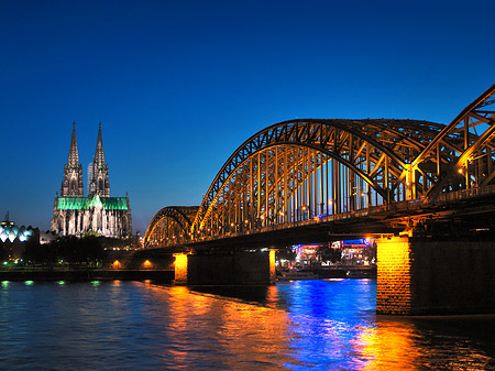 Fotos Kölner Dom hinter der Hohenzollernbrücke