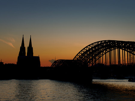 Fotos Kölner Dom hinter der Hohenzollernbrücke