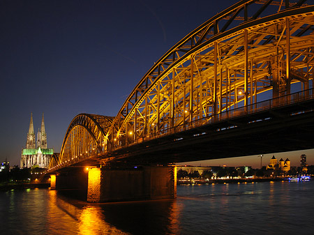 Kölner Dom hinter der Hohenzollernbrücke