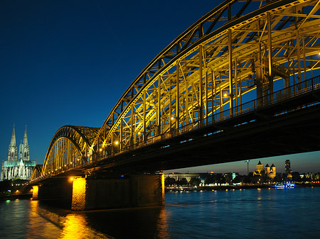 Foto Kölner Dom hinter der Hohenzollernbrücke - Köln