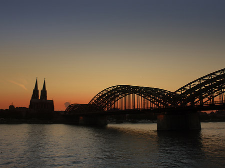 Foto Kölner Dom hinter der Hohenzollernbrücke - Köln