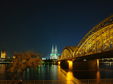 Foto Kölner Dom hinter der Hohenzollernbrücke
