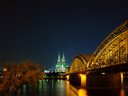 Foto Kölner Dom hinter der Hohenzollernbrücke - Köln