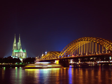 Foto Kölner Dom hinter der Hohenzollernbrücke