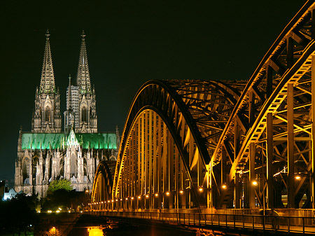 Foto Kölner Dom hinter der Hohenzollernbrücke - Köln