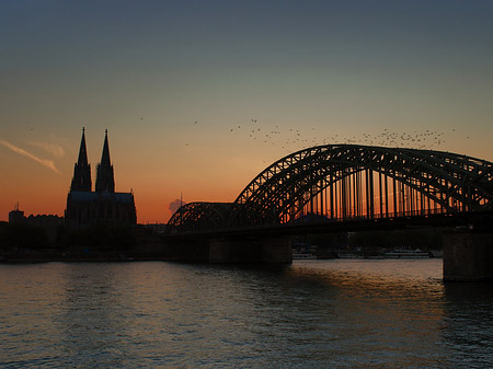 Kölner Dom hinter der Hohenzollernbrücke