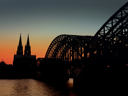 Foto Kölner Dom hinter der Hohenzollernbrücke