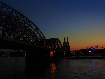 Kölner Dom hinter der Hohenzollernbrücke Fotos