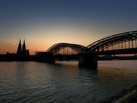 Kölner Dom hinter der Hohenzollernbrücke Fotos
