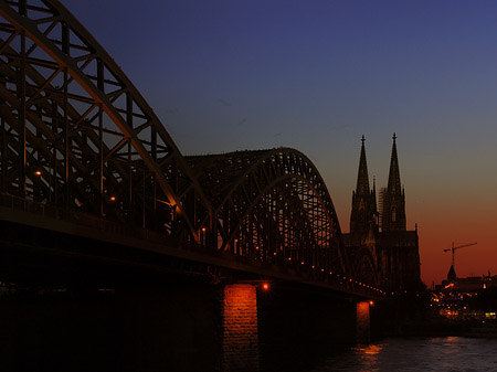 Kölner Dom hinter der Hohenzollernbrücke Foto 