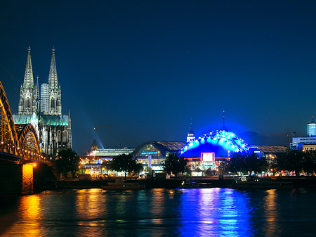 Foto Blick auf musical-dome und Kölner Dom - Köln