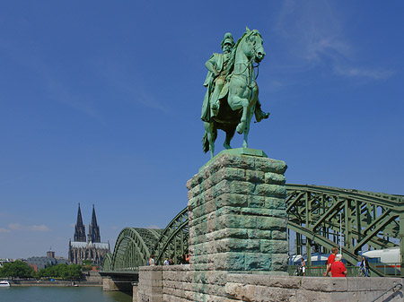 Reiterstatue vor dem Kölner Dom Fotos