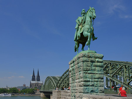 Foto Reiterstatue vor dem Kölner Dom - Köln