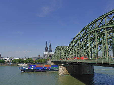 Schiff unter der Hohenzollernbrücke