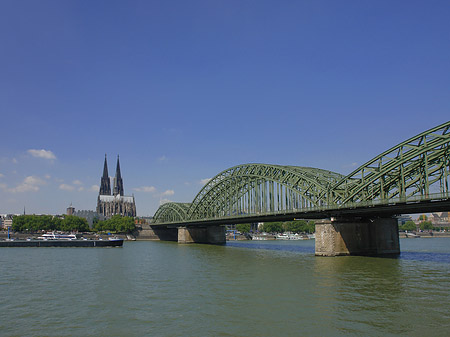Foto Schiff unter der Hohenzollernbrücke