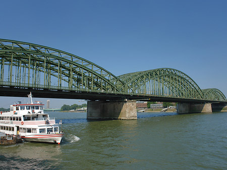 Foto Schiff vor der Hohenzollernbrücke