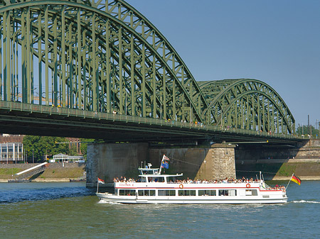 Schiff vor der Hohenzollernbrücke Fotos
