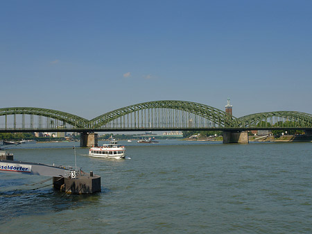 Fotos Schiff vor der Hohenzollernbrücke | Köln
