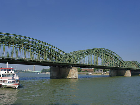 Fotos Schiff vor der Hohenzollernbrücke