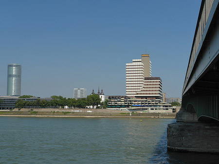 Deutzer Brücke reicht ans Kennedyufer Foto 