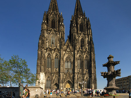 Fotos Touristen tummeln sich vor Kölner Dom
