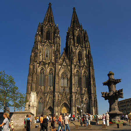 Touristen tummeln sich vor Kölner Dom Foto 