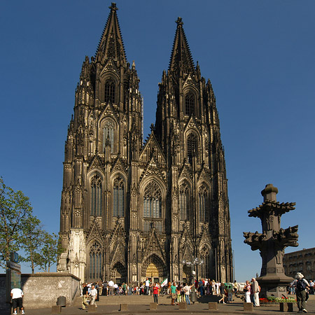 Touristen tummeln sich vor Kölner Dom Fotos