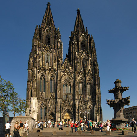 Fotos Touristen tummeln sich vor Kölner Dom
